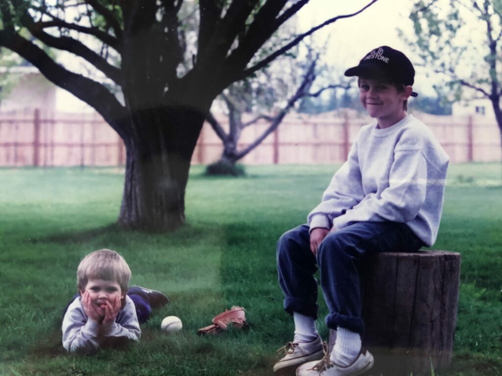 2 kids playing baseball